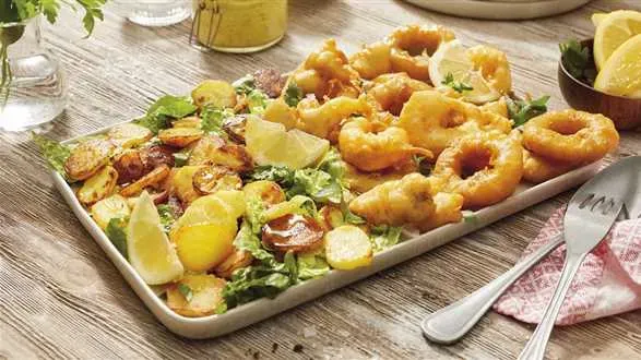 Owoce morza w cieście z talarkami i dipem pesto