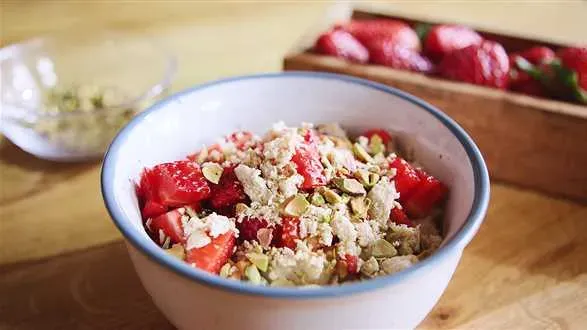 Jaglanka z truskawkami i chałwą