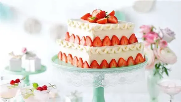 Migdałowy tort weselny z truskawkami