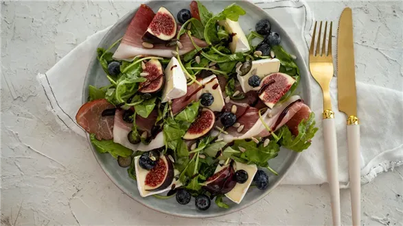 Sałatka z szynką szwarcwaldzką