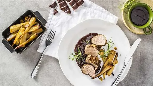 Polędwiczka wieprzowa w sosie czekoladowym z gorgonzolą