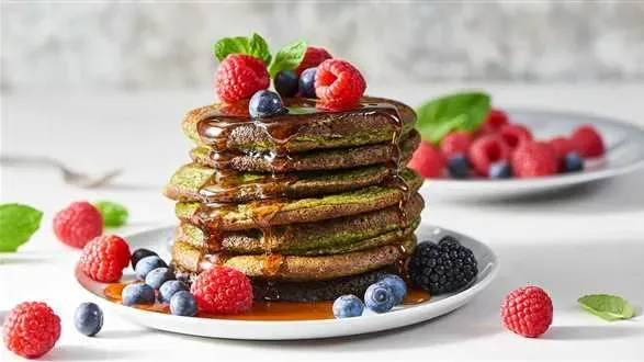 Pancakes szpinakowe z owocami i syropem