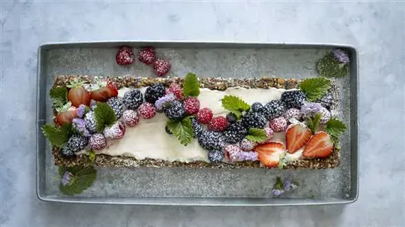 Wegańska tarta bez pieczenia z owocami