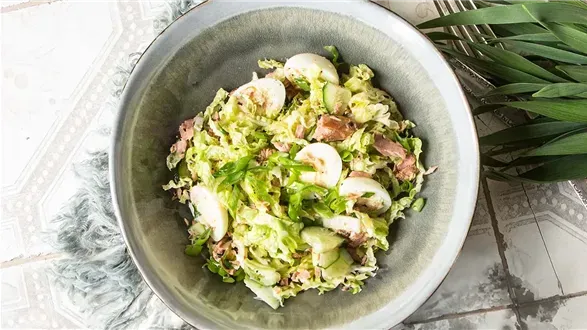 Sałatka na sylwestra – z tuńczykiem i kapustą pekińską