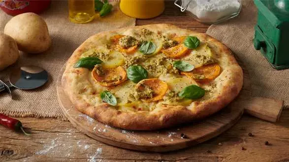 Wegańska pizza z ziemniakami, białym sosem i pesto