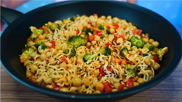 Makaron z sosem orzechowym