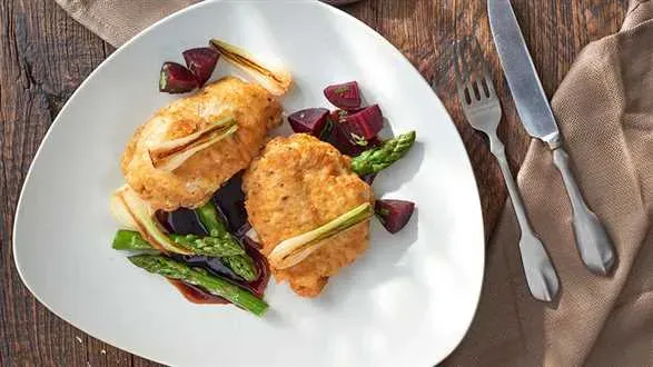 Pierś z kurczaka w orzechach, z sosem balsamicznym i sałatka z buraczków