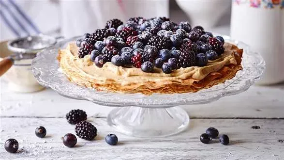 Tort naleśnikowy z kremem i owocami