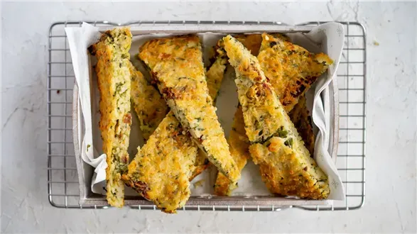 Wytrawny chlebek cukiniowy z makaronem orzo i halloumi