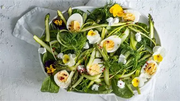 Sałatka ze szparagów, jajek i koziego sera