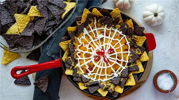 Zapiekane nachosy z niebieskiej kukurydzy w pajęczynie ze śmietany 