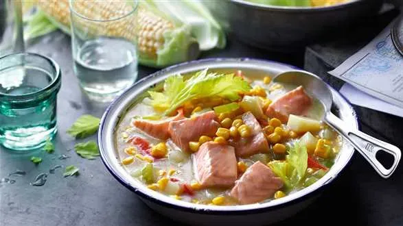 Chowder z łososiem i kukurydzą 