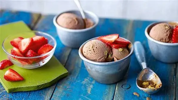 Mrożony jogurt czekoladowy z ciastkami