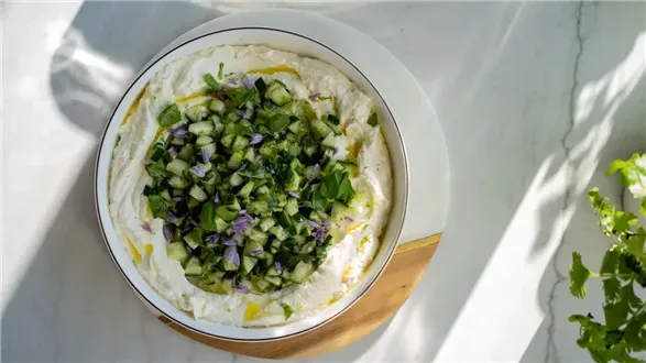 Ubijana feta z salsą z ogórka