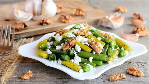 Fasolka szparagowa z serem feta i orzechami