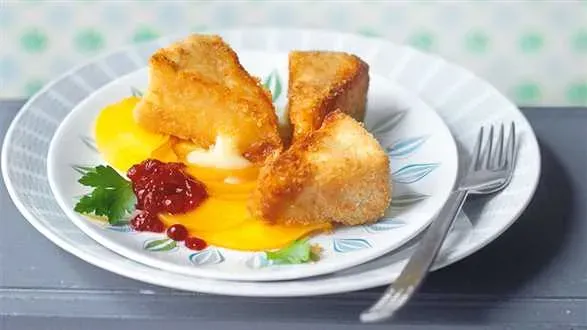 Smażony camembert z brzoskwiniowym carpaccio