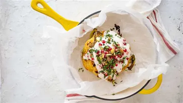 Pieczony kalafior z sosem tahini, granatem i pistacjami