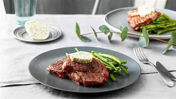 Stek wołowy z masłem paryskim