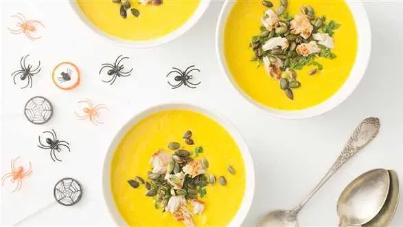 Zupa z dyni i makaronem z szynki