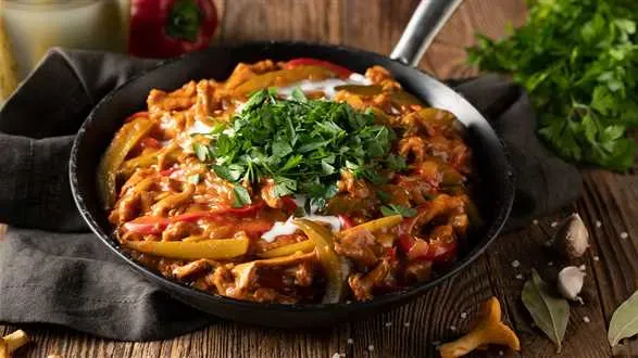 Wegański strogonow z kurek