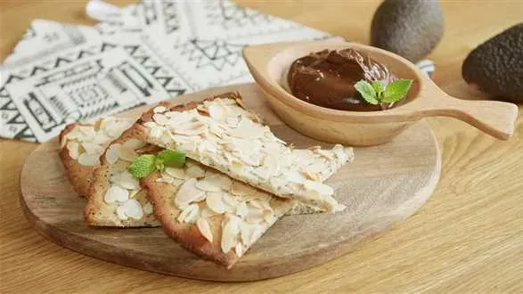 Bezglutenowe krakersy z dipem z awokado