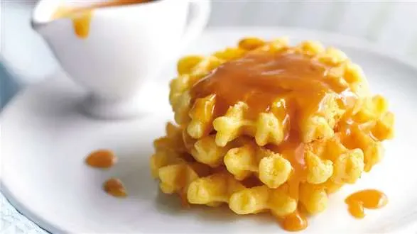 Gofry na maślance z sosem z limonki i karmelu