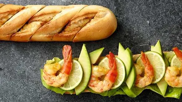 Kanapka bagietka i krewetka