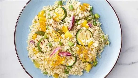 Sałatka z kaszą bulgur i warzywami