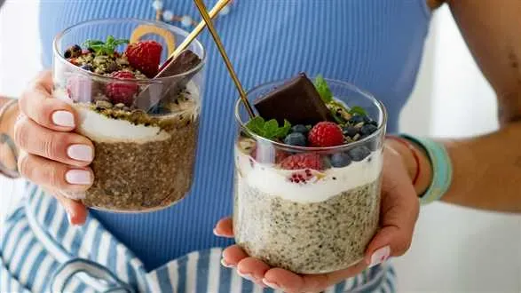 Nocna owsianka białkowa z nasionami konopi 