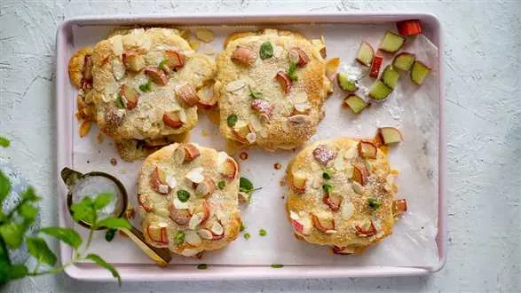 Bostock z rabarbarem