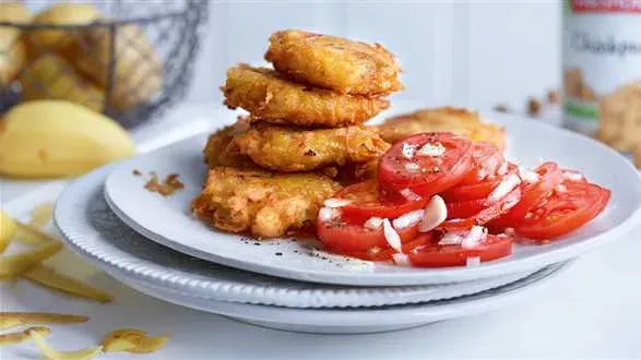 Placki ziemniaczane z ciecierzycą z sałatką z pomidorów