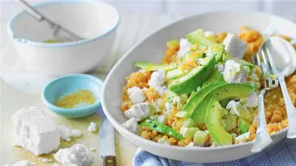 Sałatka z soczewicą, gruszką i serem feta