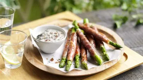 Szparagi zawijane w szynkę z dipem z parmezanu