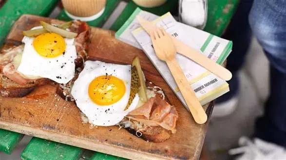 Kanapka z jajkiem sadzonym i serem 