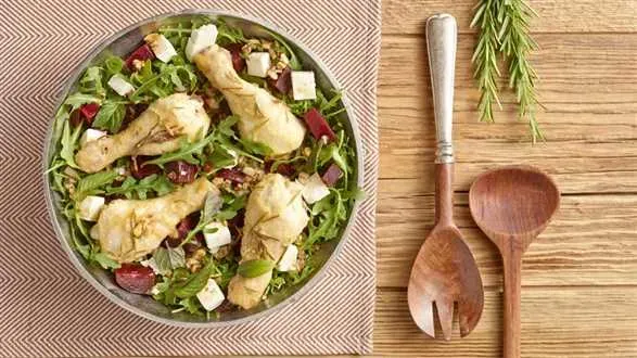 Podudzia z kurczaka w cytrynie z sałatką z buraków i fety