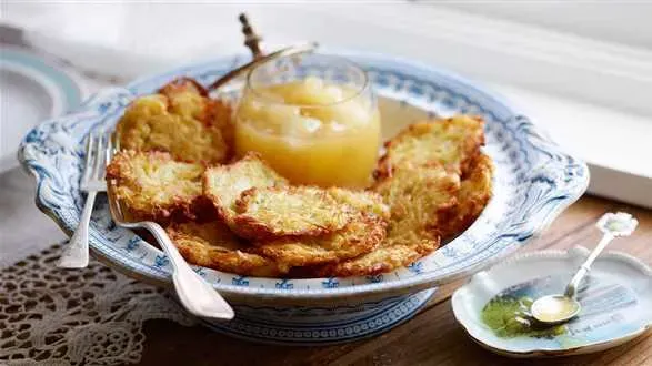 Placki ziemniaczane z musem jabłkowym