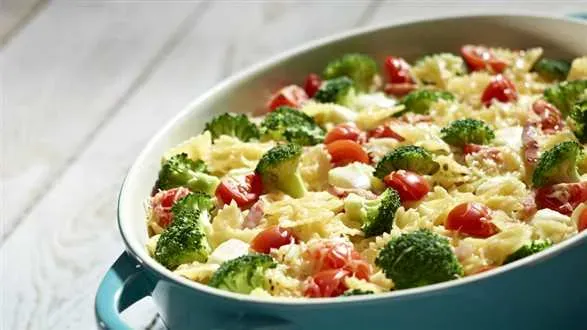 Zapiekanka makaronowa  z warzywami i mozzarellą