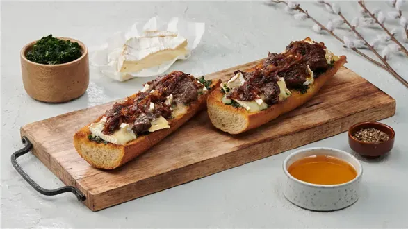 Bagietka z francuskim serem i wołowiną