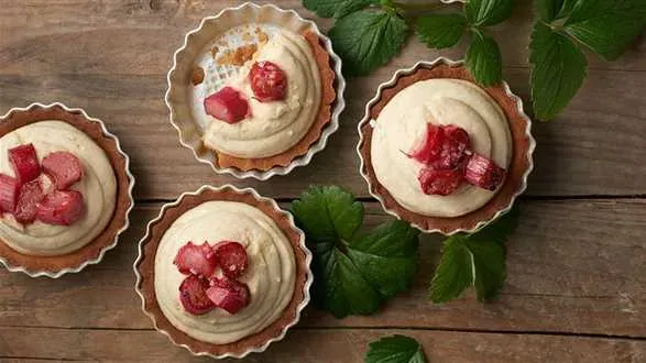 Kruche babeczki z musem z pieczonego rabarbaru