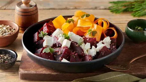 Sałatka z pieczonych buraków z sosem z pędów sosny