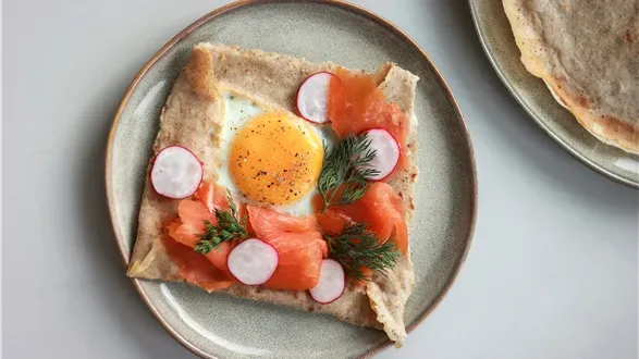 Gryczane naleśniki z jajkiem i łososiem