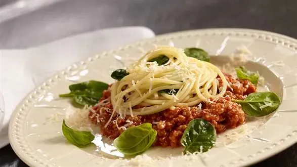 Spaghetti bolognese ze świeżym szpinakiem
