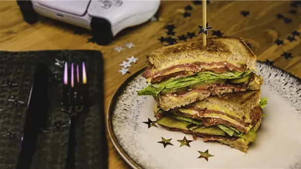 Grillowana klasyczna kanapka tostowa z salami, serem i sałatą lodową