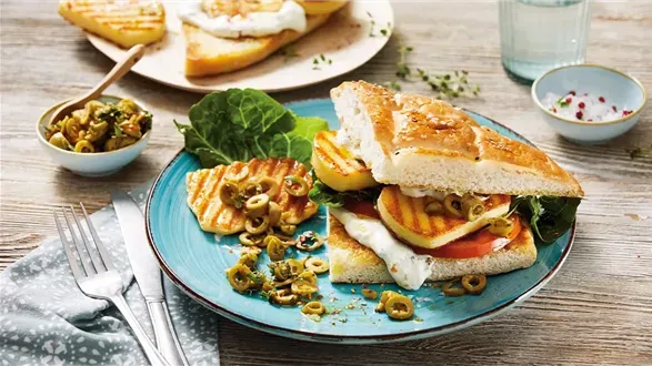 Kanapka z grillowanym serem halloumi