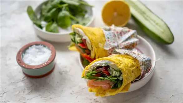 Wrapy z omletów z warzywami i łososiem