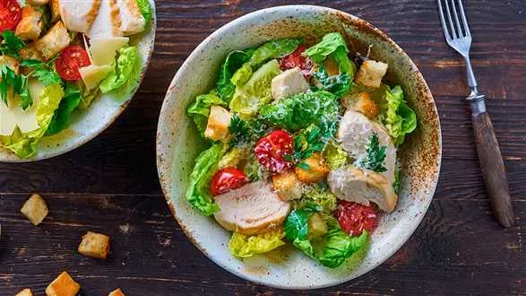 Sałatka cezar z sosem majonezowym