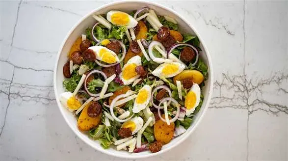 Sałatka śniadaniowa z chorizo