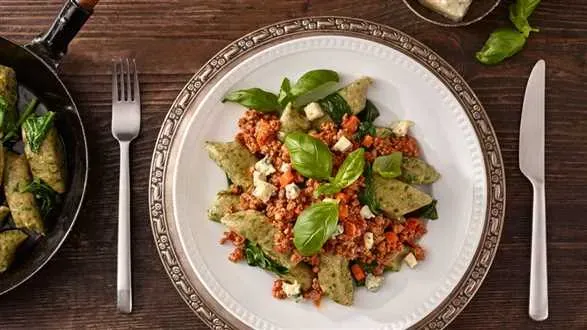 Kopytka gryczane z delikatnym bolognese