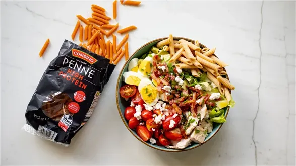 Sałatka cobb z makaronem proteinowym