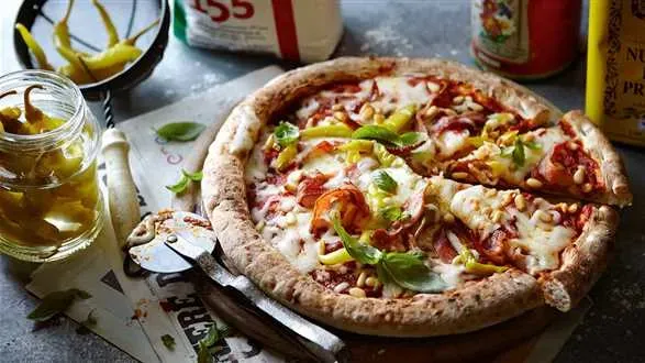 Pizza z papryczką pepperoni i boczkiem 